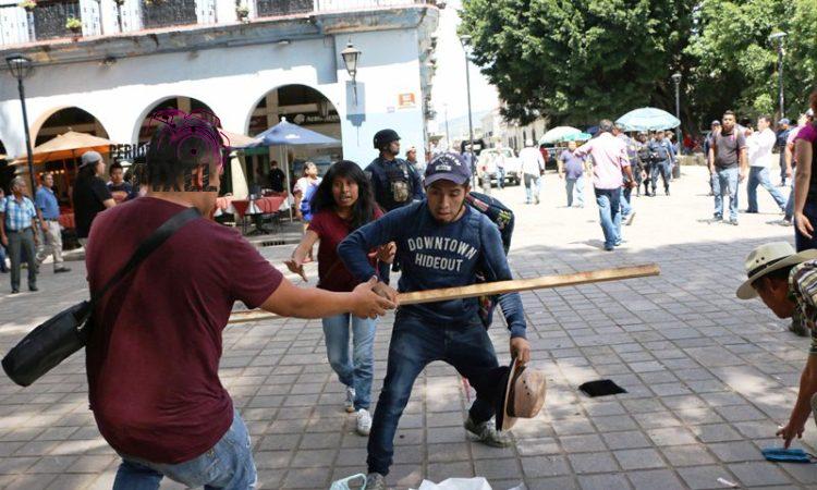 Gobierno municipal intenta desalojar a integrantes de "Sol Rojo" en el zócalo