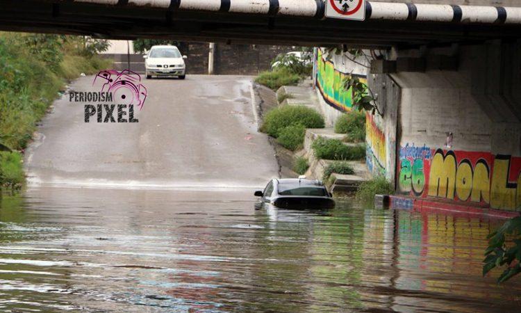 Vehículos inundados por aumento de nivel del Río Atoyac ante lluvias