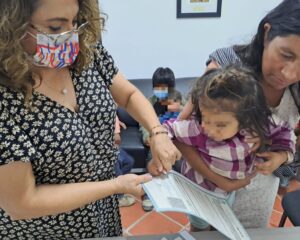 FOTO-1-Atiende-Registro-Civil-a-familia-vulnerable-de-Oaxaca.jpeg