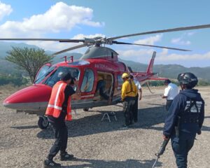 Foto-2-Realiza-helicóptero-del-Gobierno-del-Estado-sobrevuelo-para-el-combate-de-incendios-forestales-en-la-Mixteca.jpeg