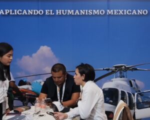 FOTO-4-Comparte-Gobierno-de-Oaxaca-nuevo-enfoque-social-de-aeronaves-en-Feria-Aeroespacial.jpeg