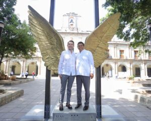 4-Devela-Salomón-Jara-la-escultura-monumental-Alas-de-México-frente-a-Palacio-de-Gobierno.jpeg