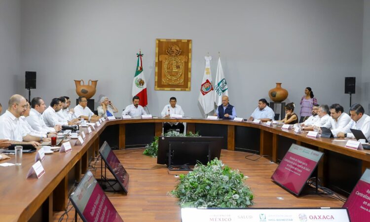 FOTO-1-Revisan-Salomón-Jara-y-Zoé-Robledo-avances-para-integrar-Servicios-de-Salud-de-Oaxaca-a-OPD-IMSS-Bienestar.jpeg