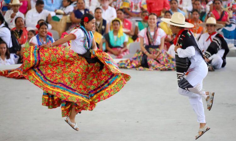 FOTO-1-Vive-Oaxaca-una-espléndida-Guelaguetza-2023-miles-abarrotan-el-auditorio-en-la-edición-matutina.jpeg