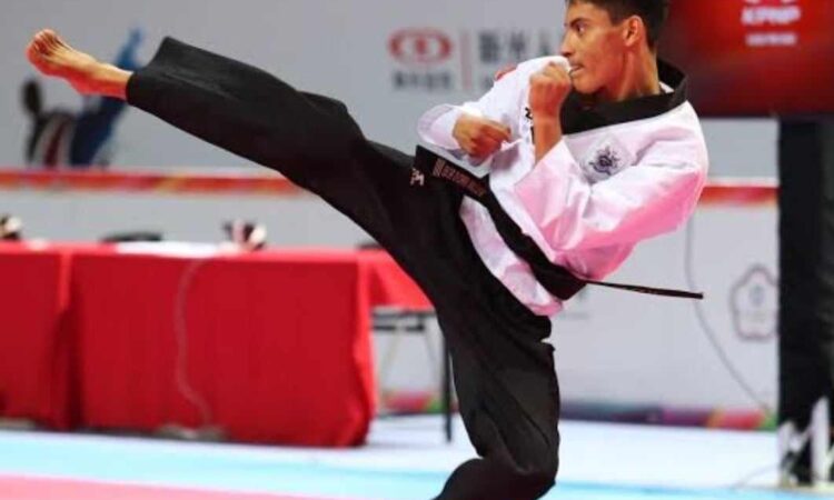 FOTO-4-Obtiene-William-Arroyo-medalla-de-oror-en-taekwondo.jpeg