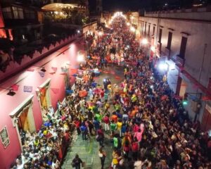 Foto-5-Miles-disfrutan-el-Desfile-de-Delegaciones-vibra-Oaxaca-con-la-Guelaguetza-2023-.jpeg