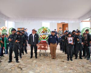 Rinde-Fiscalía-de-Oaxaca-homenaje-de-cuerpo-presente-a-Agente-Estatal-de-Investigación-caído-en-el-cumplimiento-de-su-deber-2.jpeg