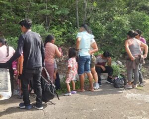 1-Auxilia-Protección-Civil-a-migrantes-ecuatorianos-accidentados-en-Magdalena-Tequisistlán.jpeg
