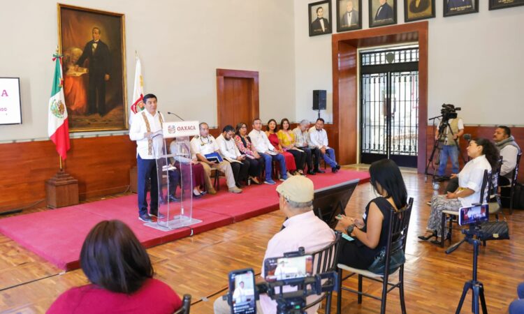 FOTO-4-Ratifica-Gobierno-de-Oaxaca-respaldo-a-los-nuevos-libros-de-texto-elaborados-por-la-SEP.jpeg