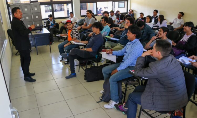 FOTO-1-Inician-clases-presenciales-más-de-mil-500-estudiantes-de-la-UTVCO.jpeg